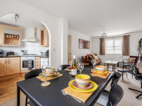 Pass the Keys Peaceful Pad: Stylish 2BR Flat with Parking